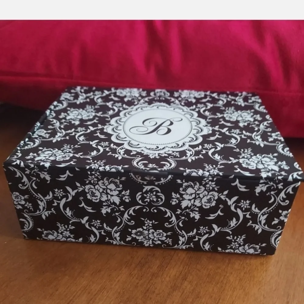 MONOGRAMMED Note Cards 12 note cards & envelope in a decorative keepsake box